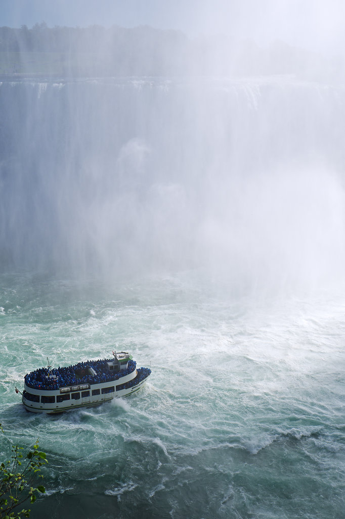 Maid of the Mist approaching Horseshoe Falls